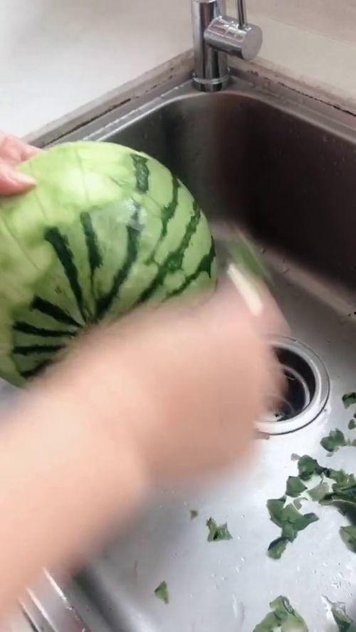 吃瓜应该削皮,如何轻松削皮，尽享美味
