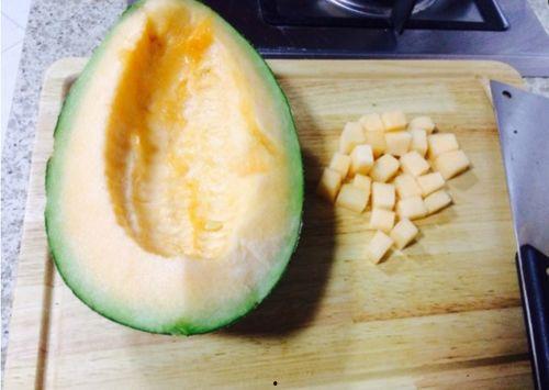 傻大姐最新吃哈密瓜,甜蜜滋味尽享人生