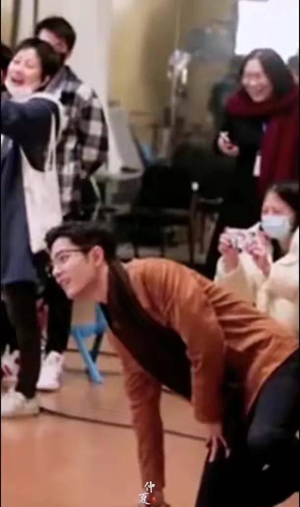 吃瓜村民看大戏亲吻,意外目睹甜蜜亲吻瞬间