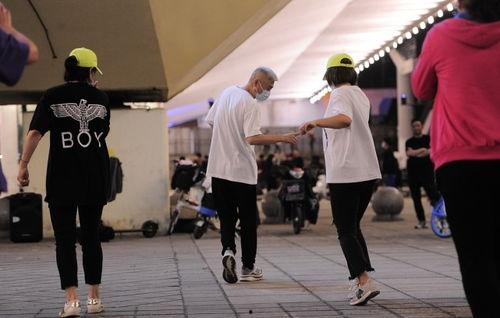 天津广场舞网红大叔阿姨,大叔阿姨的网红风采