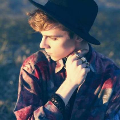 形容男子帅气网红词句,揭秘帅气网红的时尚风采