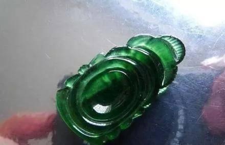 翡翠看料被黑,揭秘黑幕背后的翡翠交易真相